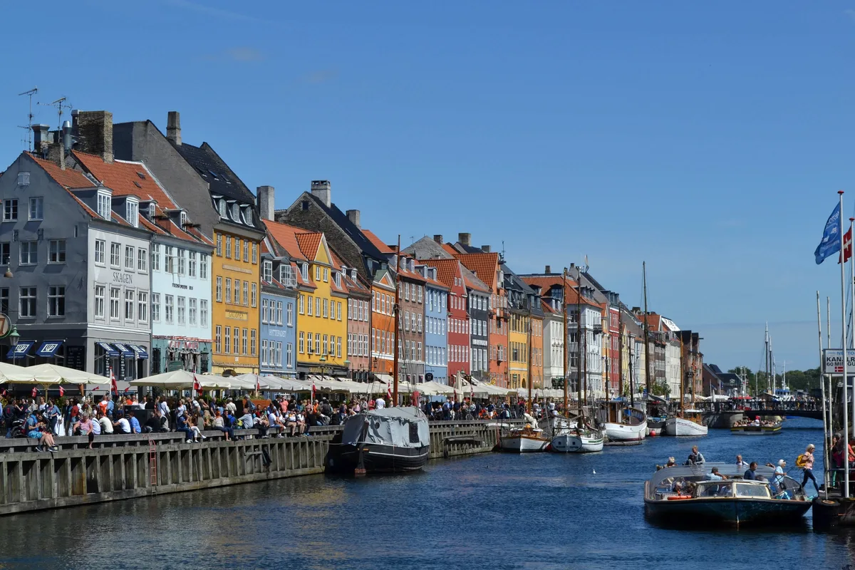 Нова гавань (Nyhavn) з кольоровими будиночками
